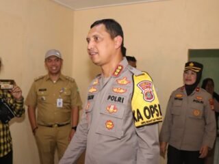 Kapolres Metro Tangerang Serahkan Kunci Rumah Hasil Bedah