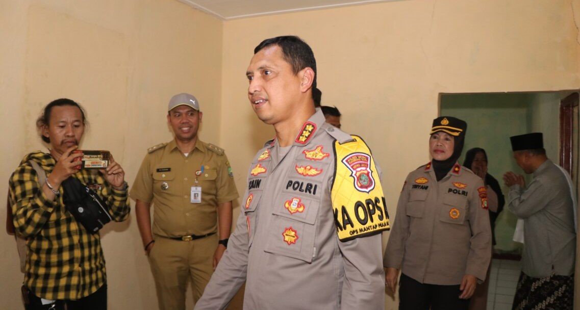 apolres Metro Tangerang Kota Kombes Pol Zain Dwi Nugroho, didampingi ketua yayasan Boen Tek Bio Romo Ruby Santamoko, TNI dan Forkopimcam Karawaci menyerahkan secara langsung kunci rumah itu kepada keluarga bapak Rohim. pada Selasa siang, (20/8/2024).