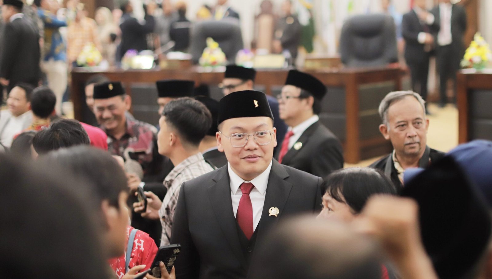 Abraham Garuda Laksono menjadi sosok yang menginspirasi kaum Gen Z dan milenial. Keberhasilannya menjadi anggota DPRD Banten bukti bahwa usia bukan menjadi penghaling keberhasilan seseorang meraih mimpi. Senin, 2 September 2024 dan menjadi anggota DPRD Banten termuda dari 99 legislator lainnya.