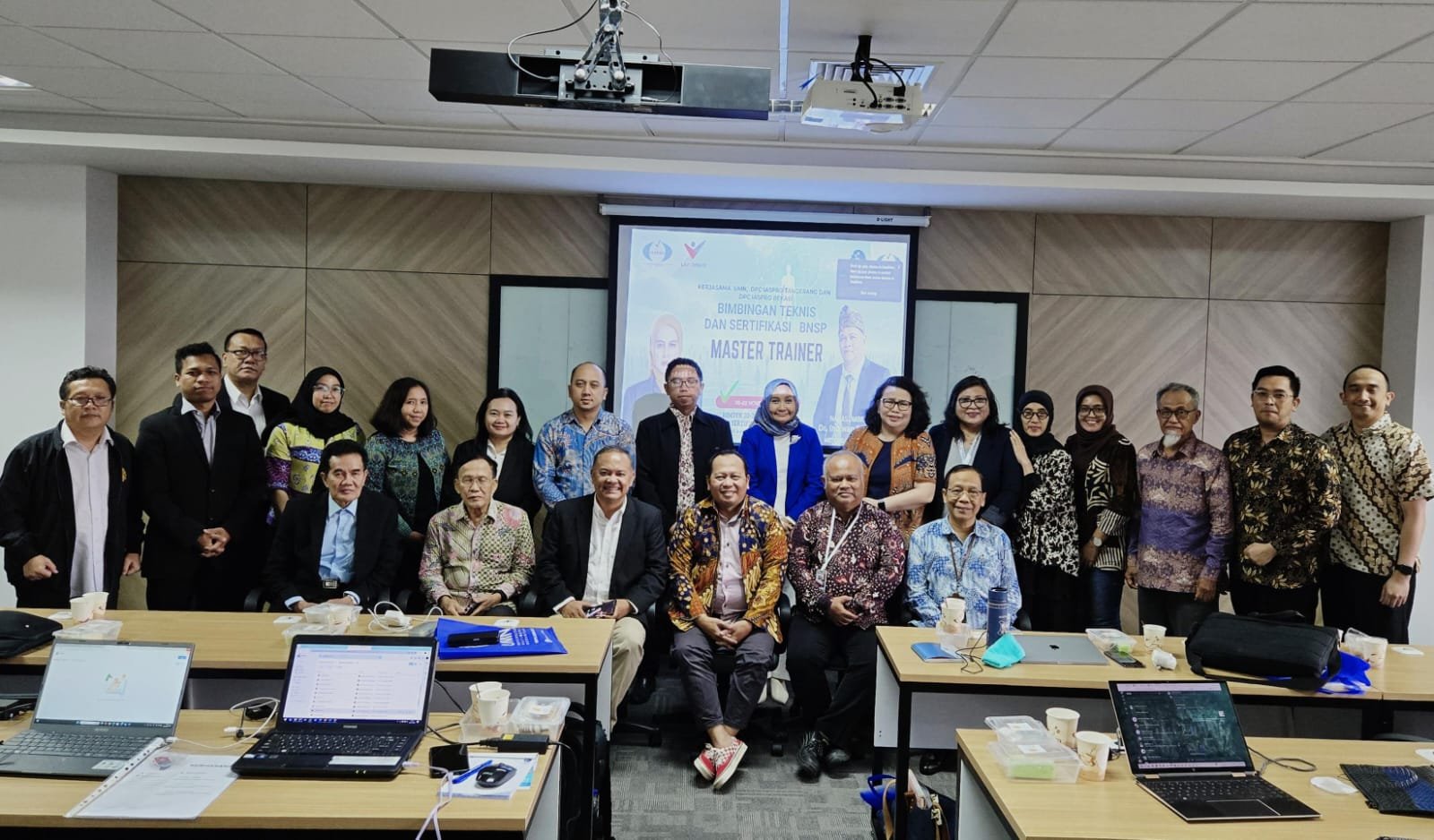 Dewan Pengurus Cabang Ikatan Asesor Profesional (IASPRO) Tangerang mengadakan Bimbingan Teknis Master Trainer SKKNI di Universitas Multimedia Nusantara (UMN) pada 20-21 November 2024. Dipandu oleh Dr. Indiwan Seto, program ini bertujuan meningkatkan kompetensi instruktur dengan berlandaskan SKKNI dan KKNI. Dengan 22 peserta dari berbagai latar belakang, Bimtek ini memperkuat profesionalisme dan kesiapan mereka menghadapi tantangan industri. Dukungan penuh dari UMN memastikan kualitas edukasi yang lebih baik dalam pengembangan sumber daya manusia di Indonesia.