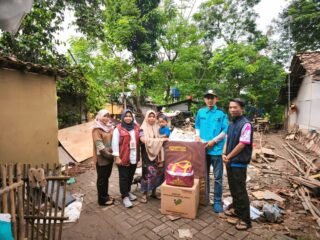 Respons Cepat Pascabencana, KSB dan Pendamping PKH Salurkan Bantuan Kemensos di Pasir Ampo