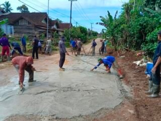 Warga Dusun Padasuka, Air Naningan Gotong Royong Perbaiki Jalan