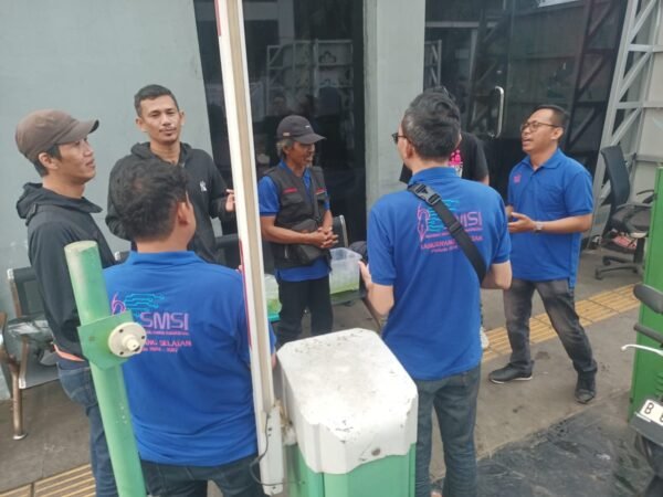 Minggu Ketiga, SMSI Tangsel Bagikan Seratus Paket Takjil Untuk Ojol dan Pengguna Jalan Depan Balaikota Tangsel