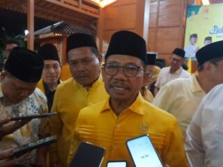 Ketua DPD Golkar Kota Tangerang, H. Sachrudin Bersama Para Pengurus Saat Sesi Wawancara Bersama Awak Media