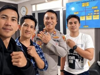 Silaturahmi Humanis, Sekretaris Umum FRJRI Berbincang Santai dengan Kapolsek Tigaraksa AKP I Made Artana, S.H., M.H..