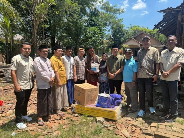 Di Momen Idul Fitri, Camat Kemiri Gerak Cepat Sambangi Korban Rumah Roboh di Desa Kemiri