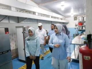 Pastikan Gizi Anak Terjaga, Annisa Mahesa Tinjau SPPG di Cikande Serang
