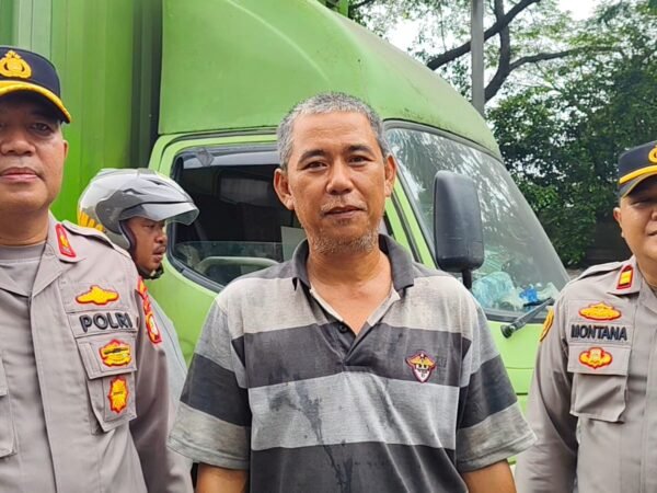 Polisi Gerak Cepat Padamkan Truk Box Terbakar di Depan Pasar Tanah Tinggi