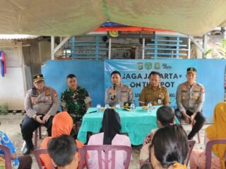 Kapolres Metro Tangerang Kota ke Kampung Cacing, Dengarkan Keluhan Warga dan Bagikan Sembako