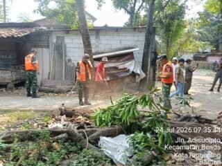 Koramil 02/Batuceper Bersama Warga Bersihkan Tumpukan Sampah di Jurumudi