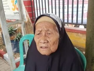 Nenek Uning 90 Tahun Gagal Bawa Pulang Beras Bansos Gegara Lupa Bawa KTP Asli