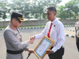 12 Personel Polres Metro Tangerang Kota Terima Penghargaan Kapolda atas Pengungkapan 25 Kg Sabu