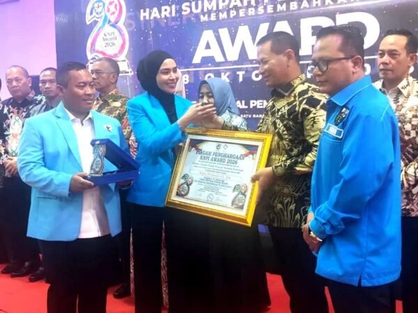 Pangdam III/Siliwangi Mayjen TNI Kosasih Terima KNPI Award 2026 sebagai Tokoh Nasional Inspiratif